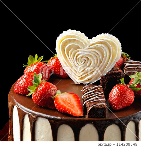 チョコレートと苺の華やかなデコレーション　黒背景 114209349