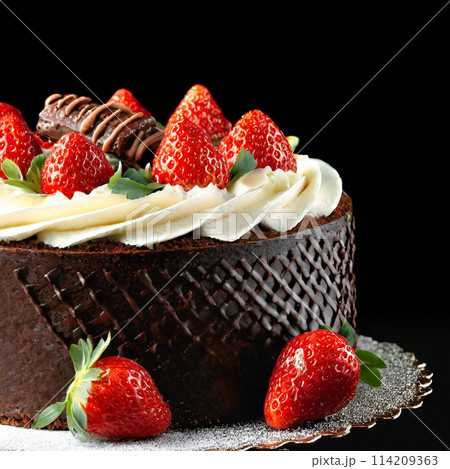 チョコレートと苺の華やかなデコレーション　黒背景 114209363