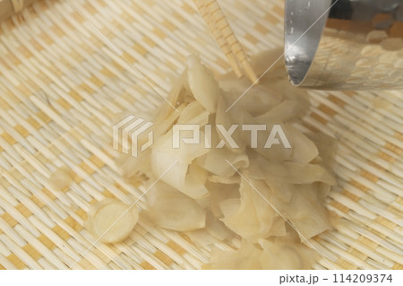 新生姜 甘酢漬けの下処理 茹でた生姜を笊にあける 114209374