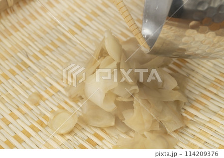 新生姜 甘酢漬けの下処理 茹でた生姜を笊にあける 114209376