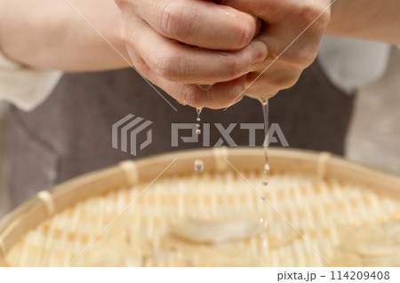 新生姜 甘酢漬けの下処理 水気を絞る 114209408