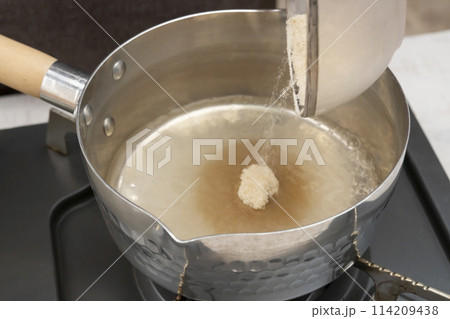 新生姜 甘酢漬け 甘酢を作る 調味料を入れる 114209438