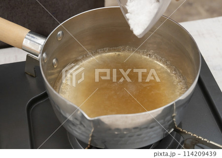 新生姜 甘酢漬け 甘酢を作る 調味料を入れる 114209439