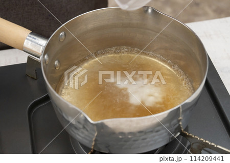 新生姜 甘酢漬け 甘酢を作る 調味料を入れる 114209441