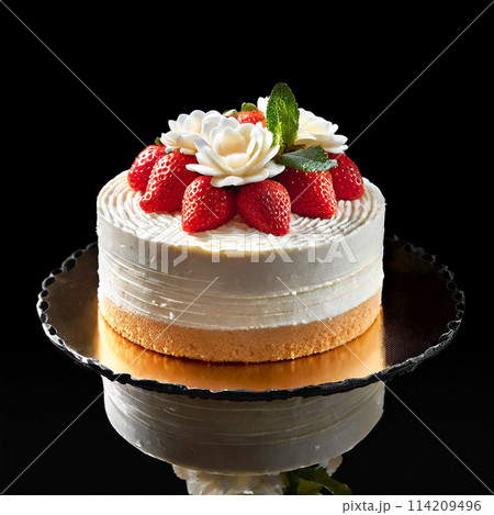 苺とホワイトチョコレートの華やかなデコレーションケーキ　黒背景 114209496