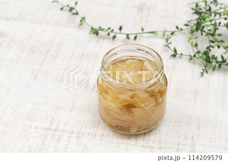 新生姜 甘酢漬け 瓶に生姜を入れる 114209579
