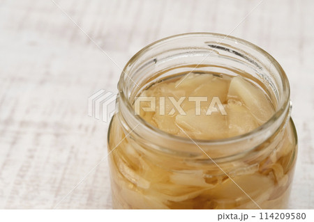 新生姜 甘酢漬け 瓶に生姜を入れる 114209580