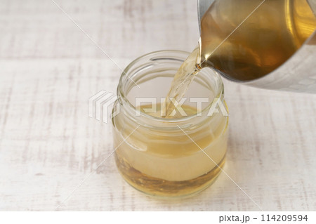 新生姜 甘酢漬け 瓶に生姜を入れる 新生姜 甘酢漬け 瓶に生姜を入れる 114209594