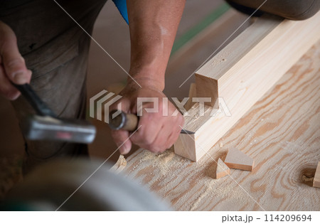 大工のノミを使った作業 大工のノミを使った作業 114209694