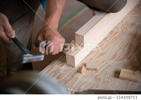 大工のノミを使った作業 114209751