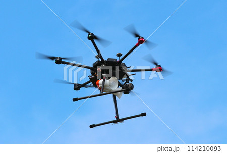 飛行中の拡声器スピーカー付きドローン(津波避難の呼びかけ:防災訓練) 飛行中の拡声器スピーカー付きドローン(津波避難の呼びかけ:防災訓練) 114210093