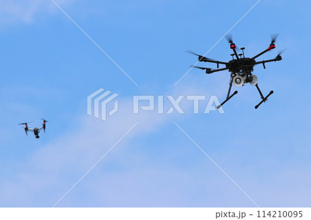 飛行中のドローン2機（災害時のドローン活用実演：防災訓練） 114210095