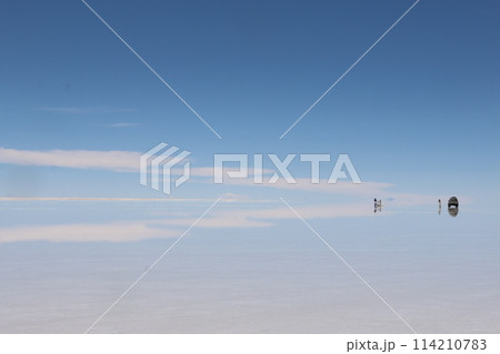ウユニ塩湖の青空とリフレクション 114210783