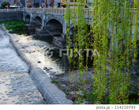 京都散策　東山七条　七条大橋風景 114210793