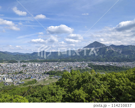 武甲山と秩父の街並み 武甲山と秩父の街並み 114210837