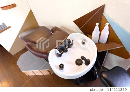 サロンに設置されたリラクゼーションシャンプーユニット 114211239