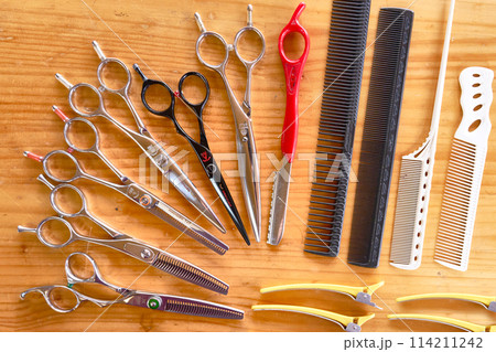 テーブルに並べられたスタイリストの道具 テーブルに並べられたスタイリストの道具 114211242