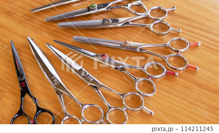 テーブルに並べられたヘアシザー テーブルに並べられたヘアシザー 114211245
