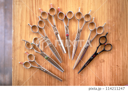 テーブルに並べられたヘアシザー 114211247