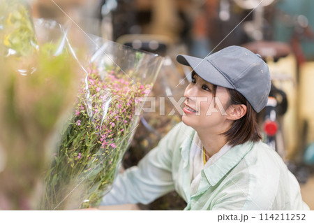 花農家で働く女性 114211252