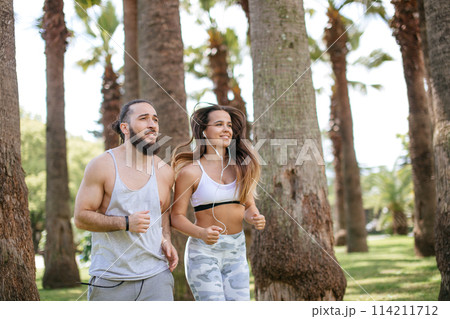 Young couple running 114211712