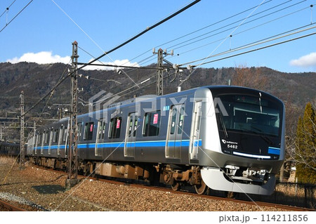 小田原へ向かう小田急電鉄5000形の回送列車 114211856