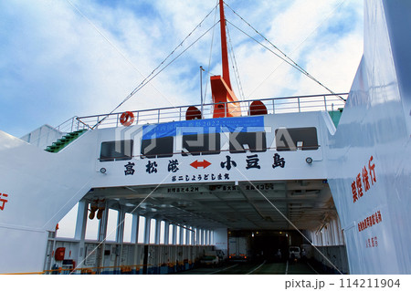 【香川】朝の高松港　小豆島行きのフェリーと青空　 114211904