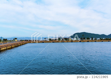 【香川】朝の高松港　小豆島行きのフェリーから望む岸壁 114211905