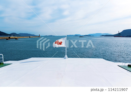 【香川】朝の高松港 出港した小豆島行きのフェリーから望む瀬戸内海 【香川】朝の高松港 出港した小豆島行きのフェリーから望む瀬戸内海 114211907