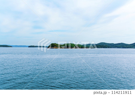 【香川】初夏の瀬戸内 小豆島行きのフェリーから望む瀬戸内の島々 【香川】初夏の瀬戸内 小豆島行きのフェリーから望む瀬戸内の島々 114211911