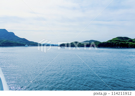 【香川】初夏の瀬戸内 着港するフェリーから望む小豆島 【香川】初夏の瀬戸内 着港するフェリーから望む小豆島 114211912