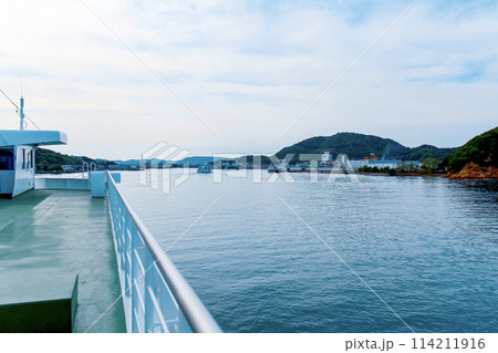 【香川】初夏の瀬戸内　着港するフェリーから望む小豆島　 114211916