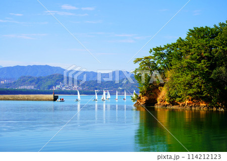 福岡市　小戸ヨットハーバーから隊列を成し出艇するディンギィーヨット 114212123