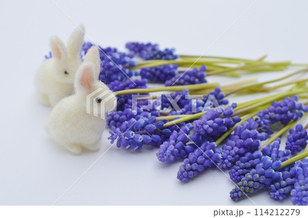 青紫色のムスカリの花とフェルトのうさぎ　 114212279