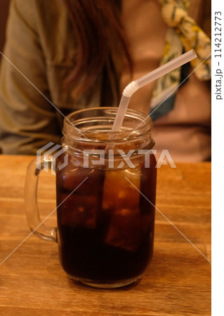 ジョッキグラスに入ったアイスコーヒ 114212773