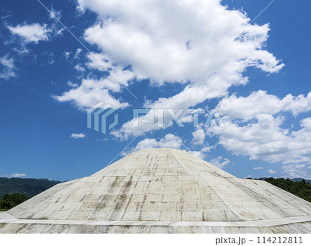 初夏の青い空の下の牽牛子塚古墳 114212811