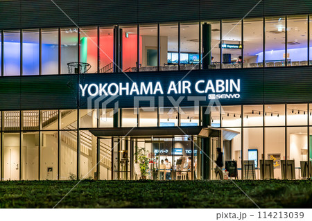 【神奈川県】横浜みなとみらいのライトアップされた夜のヨコハマエアキャビン乗り場 114213039