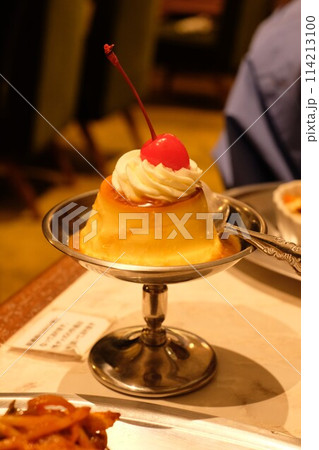 純喫茶のお皿に乗ったプリン 114213100