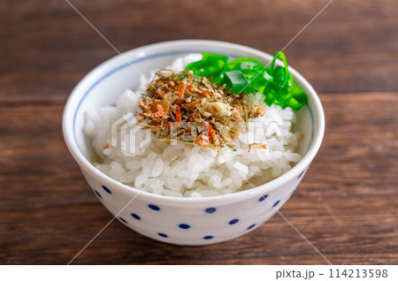 ご飯にのせた海鮮ふりかけ 114213598
