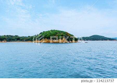 【香川】初夏の瀬戸内　小豆島から高松へ向かうフェリーから望む島々　 114213737