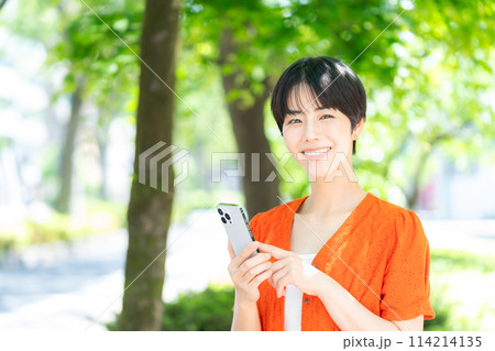 スマートフォンを持つ女性 スマートフォンを持つ女性 114214135