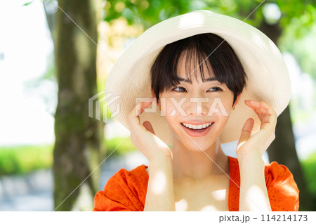 麦わら帽子をかぶった女性 114214173