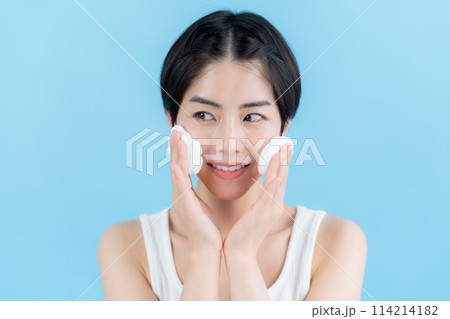 泡を手に持つ美容イメージ 114214182