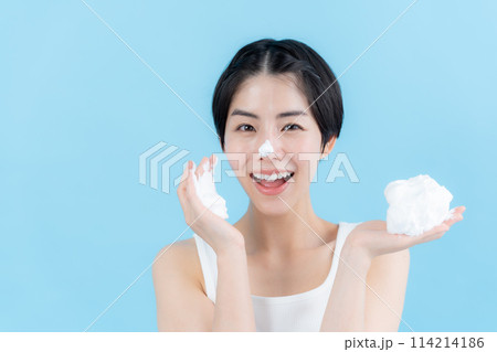 泡を手に持つ美容イメージ 114214186