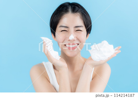 泡を手に持つ美容イメージ 114214187