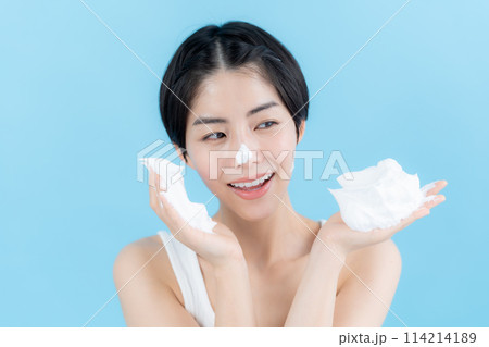 泡を手に持つ美容イメージ 114214189