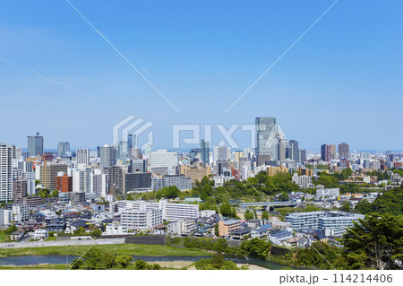青葉城址より新緑の仙台市全景 114214406