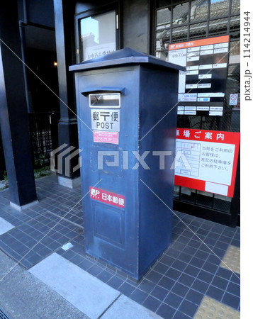 四角いレトロな郵便ポスト 四角いレトロな郵便ポスト 114214944
