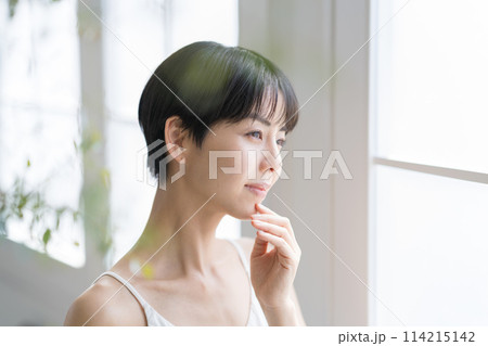 ショートヘアの女性 スキンケア ショートヘアの女性 スキンケア 114215142
