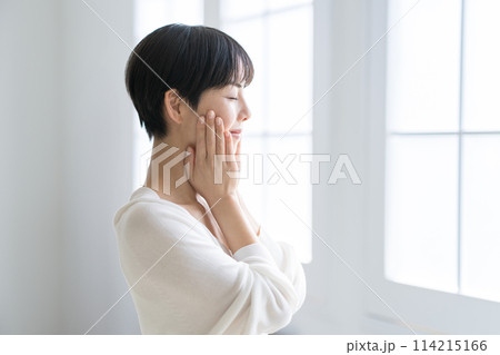 ショートヘアの女性　スキンケア 114215166